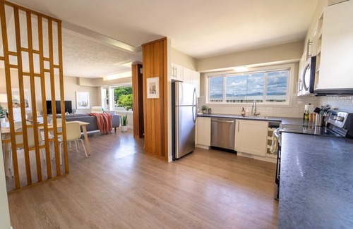 City Centre House | Heart of Downtown Kamloops - W/D + King Bed