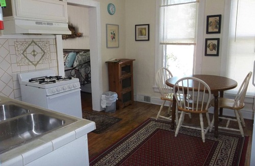Hillsdale Apartment | Heart of Hillsdale 1 Bdrm, Work,Cook, Relax Wifi Downtown Apartment Queen Bed