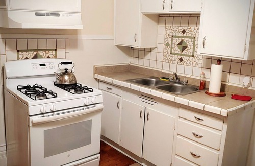 Hillsdale House | Heart of Hillsdale, Kitchen, Wifi, Desk, Apartment with 2 Beds Close to College