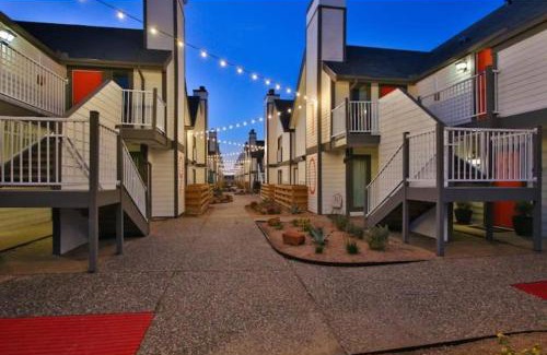 Braeswood Place Apartment | Heart of Houston NRG/TMC Beautiful Studio 77030