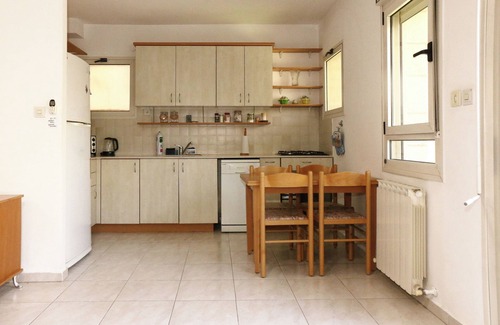 Jerusalem Apartment | HEART OF JERUSALEM APARTMENT, WIFI , 2 BEDROOMS SLEEP 6+ peoplenwith parking.