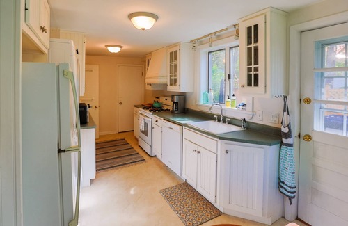 Lenox House | Heart of Lenox Walk to Town Cozy Cottage!