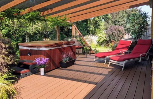 Riviera House | Heart of Milwaukie- Plush Comfort & Great location