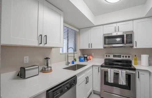 Cox Heights Apartment | Heart of Scottsdale | Pool, Gym, Balcony & Parking