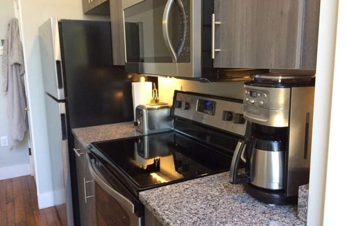 Monroe Ward Condo | Heart of the Arts District RVA New King Suite near MCV VCU Convention Center