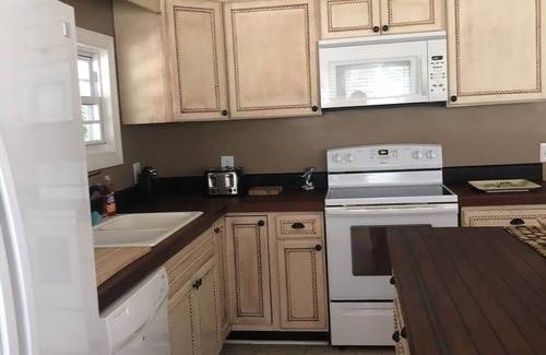 Shellman Bluff House | Heart of the Bluff" in Beautiful Shellman Bluff's Village! 3 bedrm. 2 bath house
