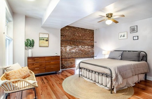 Old City Apartment | Heart of the Old City- Minutes from Market Square