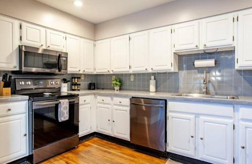 Old City Apartment | Heart of the Old City- Minutes from Market Square