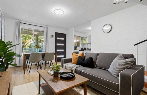 Wembley House | Heart of Wembley! 2 BR, 6km to Floreat Beach!