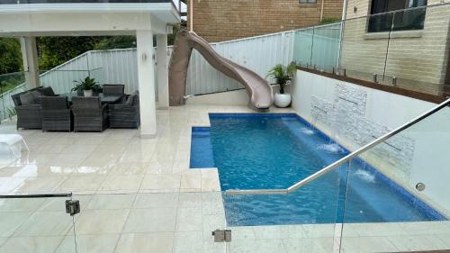 Mount Warrigal House | HEATed Pool, Lake & Beach, Luxury 5 B/R House