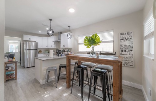 Temple Crest House | HEATED POOL-Modern Cozy 3 bedroom Cottage