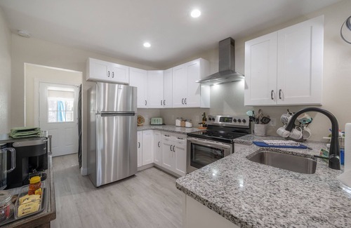 Temple Crest House | HEATED POOL-Modern Cozy 3 bedroom Cottage