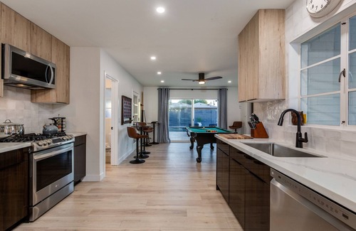 Village Grove House | ☆ Heated Pool & Spa! Putting Green! Pool Table! Ping Pong! The Sweet Life ☆