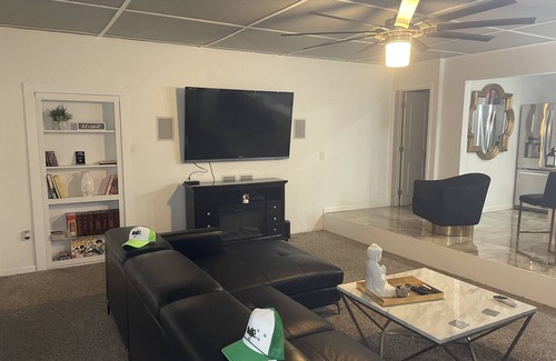 Riverdale House | HEATED POOL ~ THE WHITE HOUSE ATLANTA - MEZZANINE LEVEL