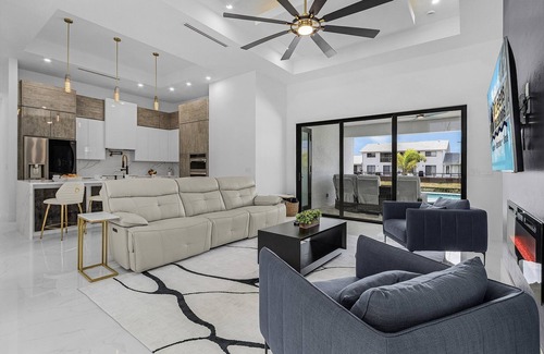 Pelican House | Heated Saltwater Pool & Spa with Outdoor Kitchen - Serenity Retreat - Roelens