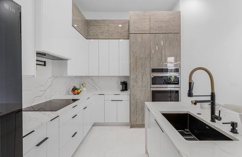 Pelican House | Heated Saltwater Pool & Spa with Outdoor Kitchen - Serenity Retreat - Roelens