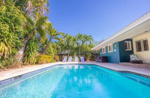 South Corals House | Heated Saltwater Pool 6min to Beach Tropical Oasis