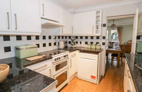 Stratford-upon-Avon Cottage | HEATH COTTAGE, pet friendly, with hot tub in Stratford-Upon-Avon