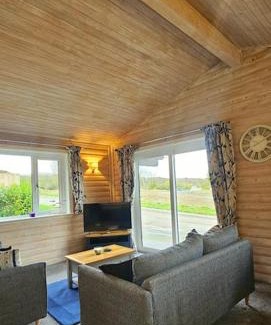 Newton Saint Cyres Ski Chalet | Heather Lodge with Hot Tub