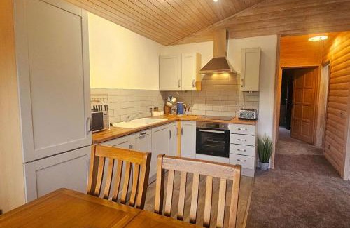 Newton Saint Cyres Ski Chalet | Heather Lodge with Hot Tub