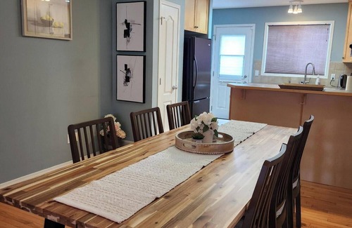 Airdrie House | Heavenly Cozy PlacennSpacious 5-Bedroom Family Home — Perfect for Groups!