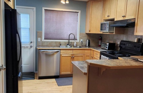 Airdrie House | Heavenly Cozy PlacennSpacious 5-Bedroom Family Home — Perfect for Groups!
