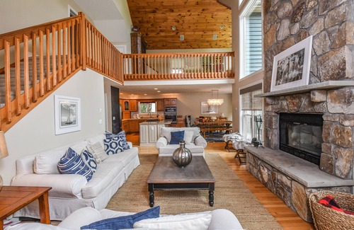 Blakeslee House | Heavenly Grove | Hot Tub + Fire Pit & Pool Table! Easy Walk to Lake!