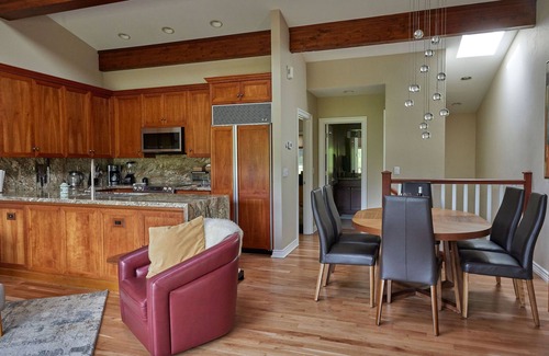 Elk Point Condo | Heavenly Ski 10-min, Pickleball, Private Beach, EV