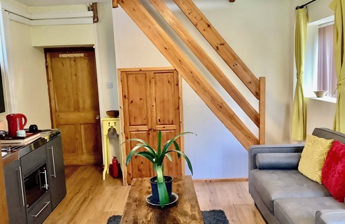 Llanboidy Apartment | Heddfan GuesthousenCozy guest suite living dining kitchenette dbl bed w/ensuite
