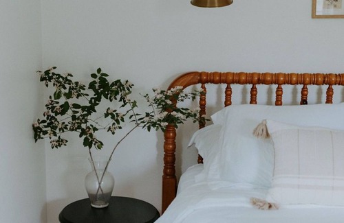 Arden Hills Cottage | Heirloom Cottage: Getaway in the Woods w/ Hot Tub