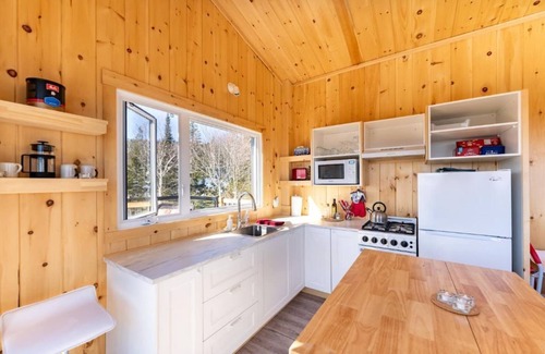 Lac Beauport Ski Chalet | HELIOS - Micro-chalet at Maelström (CITQ#304336)