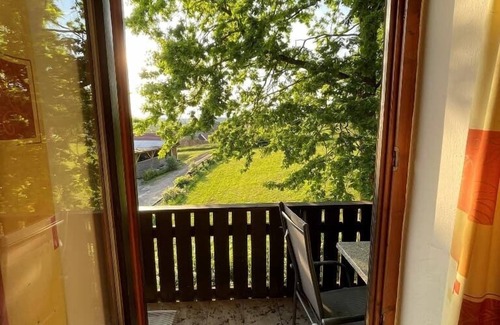 Seebarn Apartment | Helle Ferienwohnung für bis zu Vier Personen mit Balkon