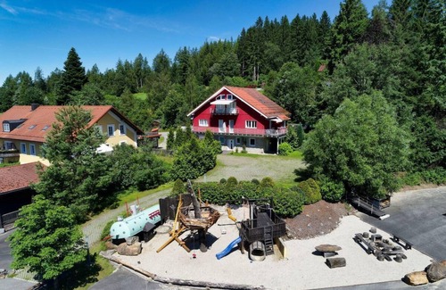 Drachselsried Apartment | Helle Ferienwohnung (93qm) mit Balkon für bis zu 4 Personen