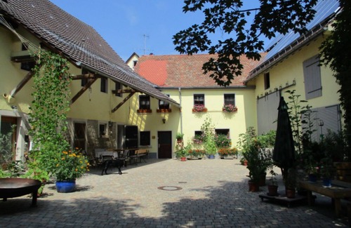 Ebertsbronn Apartment | Helle Mansardenwohnung (60qm) für 4 Personen auf 2 Etagen