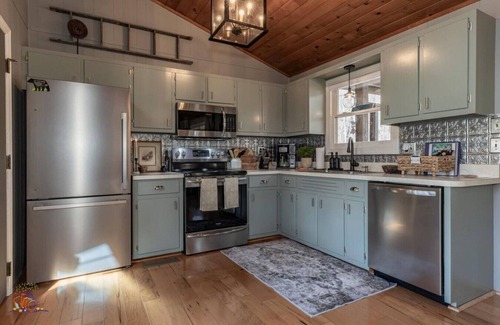 Deep Gap Cabin | Hemlock House|Sleeps 4|Views|Hot tub|2 Scrn Porche