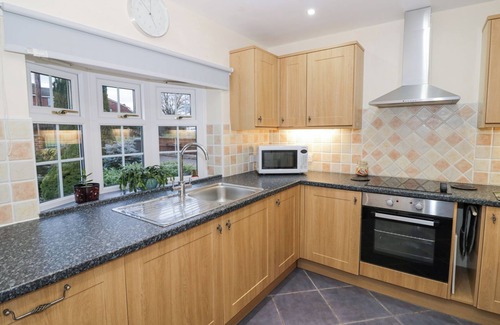 Stourport-on-Severn Cottage | HEN AND CHICKENS, family friendly in Stourport-On-Severn