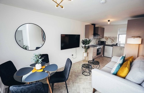 Barrow-on-Trent Apartment | Hen & Chickens Luxury Apt Free Parking | By DerBnB