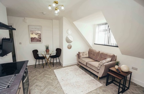 Barrow-on-Trent Apartment | Hen & Chickens Luxury Apt Free Parking | By DerBnB