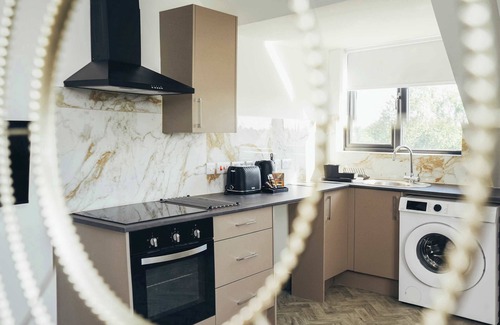 Barrow-on-Trent Apartment | Hen & Chickens Luxury Apt Free Parking | By DerBnB