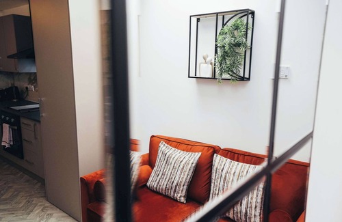 Barrow-on-Trent Apartment | Hen & Chickens Luxury Apt Free Parking | By DerBnB