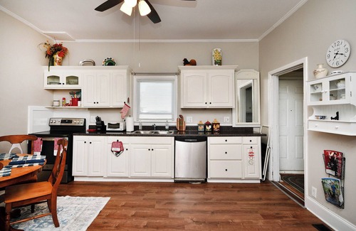 Dunean House | ✨Hen House 🏠 Minutes From Main St. Fenced in Yard!