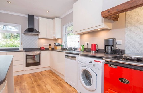 Newport Cottage | Hen Ty LLaeth, Aberfforest, right on the beach and with uninterrupted sea views
