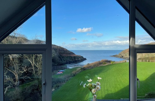 Newport Cottage | Hen Ty LLaeth, Aberfforest, right on the beach and with uninterrupted sea views