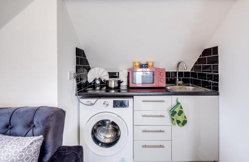 Hendon Apartment | Hendon Studio Stay - Toiletries, Snacks, 25 Min Wembley & Central London, Free Parking, Pets OK
