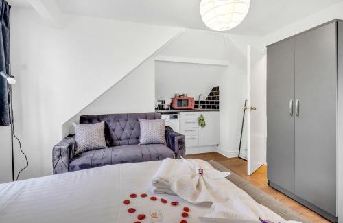 Hendon Apartment | Hendon Studio Stay - Toiletries, Snacks, 25 Min Wembley & Central London, Free Parking, Pets OK