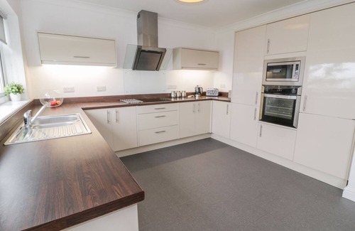 Barmouth House | HENDRE WYLAN, pet friendly, country holiday cottage in Llanaber