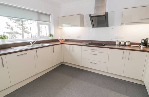 Barmouth House | HENDRE WYLAN, pet friendly, country holiday cottage in Llanaber