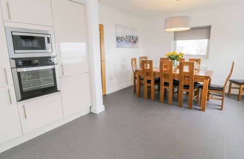 Barmouth House | HENDRE WYLAN, pet friendly, country holiday cottage in Llanaber