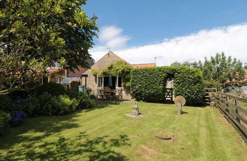 Gillamoor Cottage | HENHOUSE COTTAGE, pet friendly, with open fire in Gillamoor