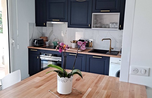 Prado - Republique Condo | HENRI CAMILLE REAL ESTATE -Beautiful one bedroom swimming pool and parking